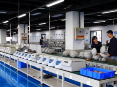 Tabletop τύπων στροφέων το ιατρικό εργαστήριο υποβάλλει τη διευθετήσιμη ταχύτητα σε φυγοκέντρωση